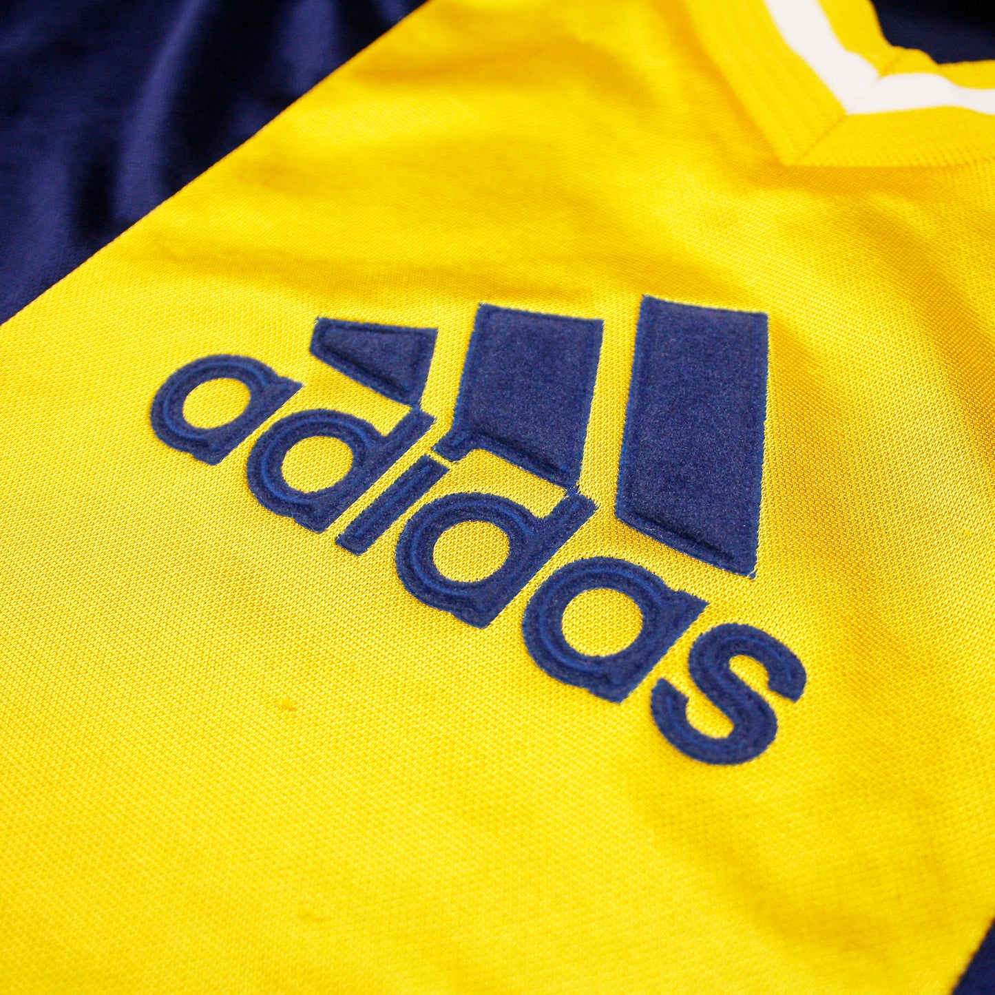 Adidas 90s • Training Shirt • L